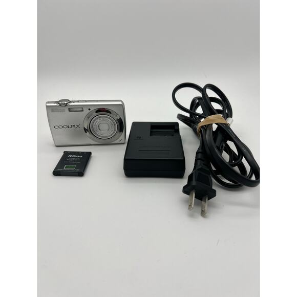 Nikon Coolpix silver S220 camera, charger & battery - no memory card - Picture 1 of 7